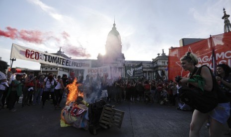 Demonstran memenuhi jalanan Buenos Aires, Argentina, memprotes pelaksanaan KTT G20 di kota tersebut.