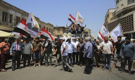 Demonstran memprotes di depan bank sentral Irak saat mata uang anjlok terhadap dolar AS, di Baghdad, Irak, Rabu, Juli. 26 Agustus 2023. Selama dua hari terakhir, kurs pasar dolar melonjak dari 1.470 dinar per dolar menjadi 1.570 dinar per dolar.