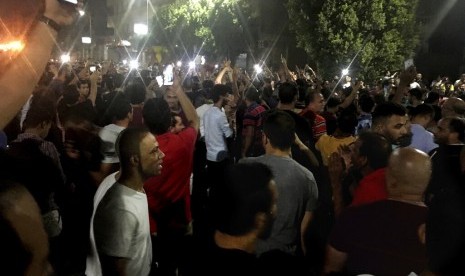 Demonstran meneriakkan slogan antipemerintah di Kairo, Mesir, Sabtu (21/9). Mereka menuntut Presiden Mesir Abdel-Fattah el-Sissi mundur.