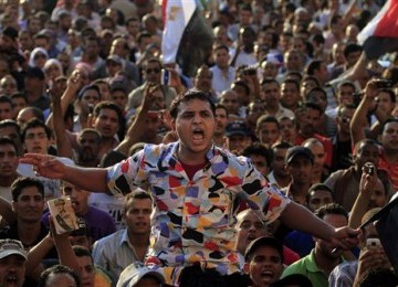 Demonstran meneriakkan slogan-slogan reformasi di Tahrir Square, Kairo, Mesir.