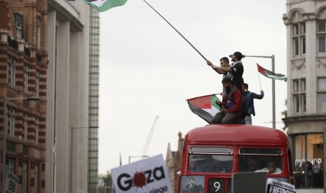 Demonstran mengecam aksi serangan Israel terhadap warga Palestina di Jalur Gaza di London, Jumat (11/7)