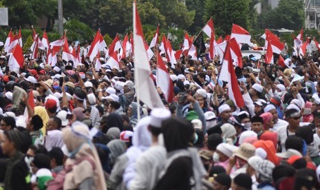 Demonstran menggelar Aksi 22 Mei di depan gedung Bawaslu, Jakarta, Rabu (22/5/2019). Aksi unjuk rasa itu dilakukan menyikapi putusan hasil rekapitulasi nasional Pemilu 2019.