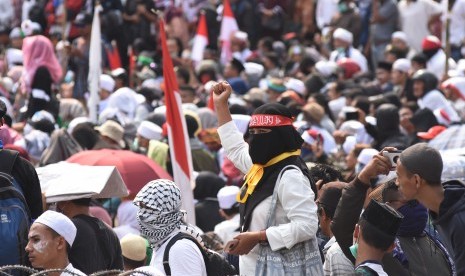 Demonstran menggelar Aksi 22 Mei di depan gedung Bawaslu, Jakarta, Rabu (22/5/2019). 