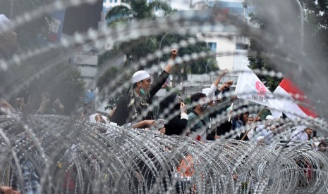 Demonstran menggelar Aksi 22 Mei di depan gedung Bawaslu, Jakarta, Rabu (22/5/2019). 