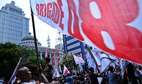 Demonstran mengibarkan bendera saat unjukrasa didepan Mahkamah Konstitusi (MK), Jakarta, Rabu (20/8).