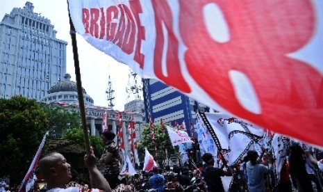 Demonstran mengibarkan bendera saat unjukrasa didepan Mahkamah Konstitusi (MK), Jakarta, Rabu (20/8).