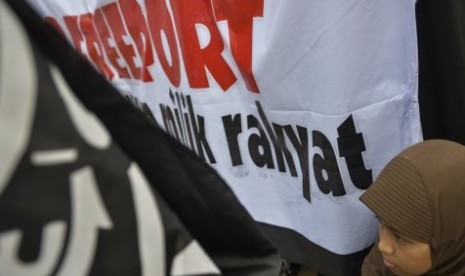 Demonstran mengikuti aksi unjuk rasa di Silang Monas, Jakarta, Jumat (23/10). Aksi tersebut menolak rencana perpanjangan kontrak karya (KK) PT Freeport Indonesia