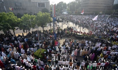 Demonstran menunaikan salat ashar saat menggelar Aksi 22 Mei di depan gedung Bawaslu, Jakarta, Rabu (22/5/2019).