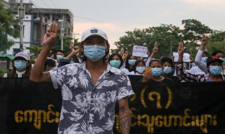 Demonstran menunjukkan salam tiga jari dalam aksi menentang kudeta militer di Mandalay, Myanmar pada 3 Mei 2021.