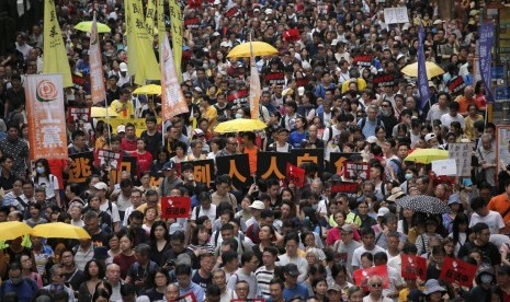 Demonstran menuntut penghapusan usulan peraturan ekstradisi yang akan mengizinkan warga Hong Kong dikirim ke Cina daratan untuk diadili di Hong Kong, Ahad (28/4).