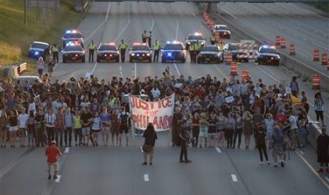 Demonstran menutup jalan Interstate 94 di St Paul, Minnesota, Sabtu, 9 Juli 2016. Akis itu dipicu terbunuhnya warga kulir hitam oleh polisi di Minnesota and Louisiana.