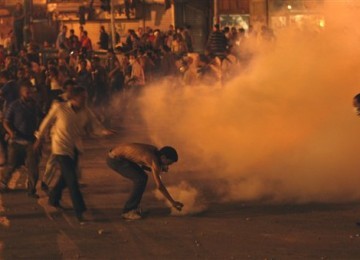 Demonstran Mesir terlibat bentrok dengan aparat kepolisian di Lapangan At-Tahrir, Kairo, Selasa (28/6) tengah malam waktu setempat.