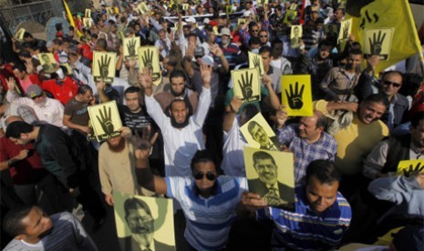 Demonstran pendukung Presiden Mursi saat memperingati dua tahun tragedi Rabaa di Mesir, Kamis (13/8).