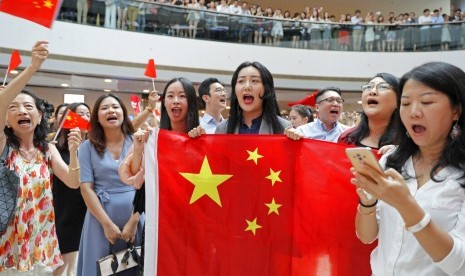 Demonstran pro-China memegang bendera dan menyanyikan lagu nasional di pusat perbelanjaan International Finance Centre (IFC) di Hong Kong, Kamis (12/9). Ribuan demonstran prodemokrasi bernyanyi di pusat perbelanjaan.