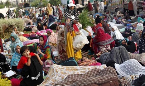 Demonstran sedang istirahat selama aksi protes di Islamabad, Pakistan, Rabu (20/8). 