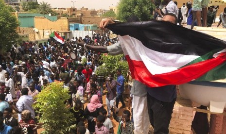 Para pengunjuk rasa pro-demokrasi memblokir jalan tanda menentang kudeta di Sudan. Ilustrasi.