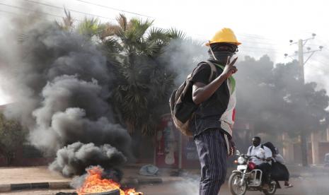 Demonstran Sudan menghadiri rapat umum untuk menuntut kembalinya pemerintahan sipil, di Khartoum, Sudan, 6 Oktober 2022.