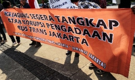 Demonstran tergabung dalam Aliansi Masyarakat Pengguna Trans Jakarta melakukan aksi damai didepan kantor Balai kota, Jakarta, Senin (9/6).