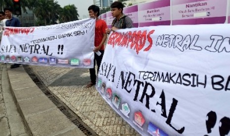 Demonstran tergabung dalam Gerakan Poros Netral Indonesia melakukan aksi damai di Bundaran HI, Jakarta, Jumat (6/6). Mereka mendukung sikap dan pernyataan SBY terkait menjaga netralitas bagi kepala daerah, TNI dan Polri.