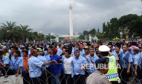  Demonstran tergabung dalam Paguyuban Pengemudi Angkutan Darat (PPAD) melakukan aksi unjukrasa didepan Istana Merdeka, Jakarta, Selasa (22/3). 