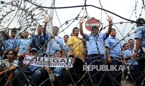 Demonstran tergabung dalam Paguyuban Pengemudi Angkutan Darat (PPAD) melakukan aksi unjukrasa didepan Istana Merdeka, Jakarta, Selasa (22/3).