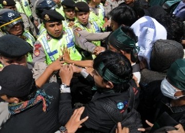 Demonstran terlibat adu dorong dengan aparat kepolisian saat menggelar demonstrasi menolak rencana pemerintah menaikkan harga Bahan Bakar Minyak (BBM) per 1 April. (ilustrasi) 