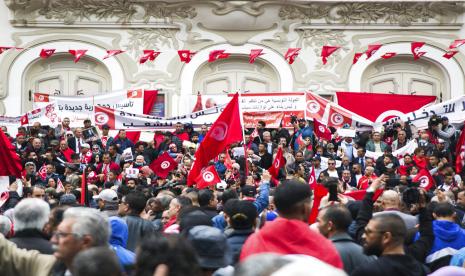 Demonstran Tunisia berkumpul selama rapat umum untuk mendukung Presiden Tunisia Kais Saied di Tunis, Tunisia, Minggu, 8 Mei 2022. Presiden Tunisia Kais Saied telah menerbitkan dekrit pemecatan 57 hakim karena diduga terlibat kasus korupsi.