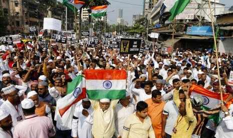 Demonstran turun ke jalan menentang UU Kewarganegaraan di Mumbai, India.