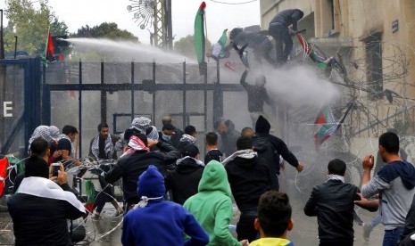 Demonstrators who tried to enter the US Embassy were pushed out by the police with water cannons in Aukar, East of Beirut, Lebanon, Sunday (December 10). They protested the US move in recognizing Jerusalem as the capital of Israel.