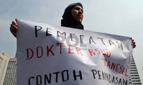  Demonstran yang tergabung dalam Dokter Indonesia Bersatu (DIB) melakukan aksi damai di Bundaran HI, Jakarta, Kamis (24/10). (Republika/ Tahta Aidilla)