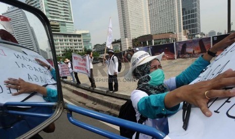  Demonstran yang tergabung dalam Dokter Indonesia Bersatu (DIB) melakukan aksi damai di Bundaran HI, Jakarta, Kamis (24/10). (Republika/ Tahta Aidilla)