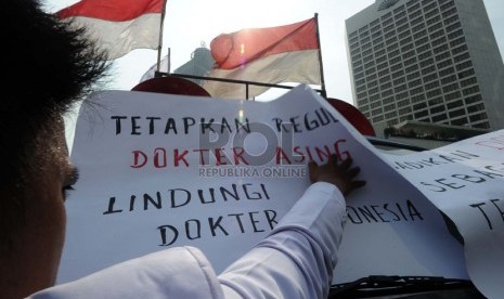  Demonstran yang tergabung dalam Dokter Indonesia Bersatu (DIB) melakukan aksi damai di Bundaran HI, Jakarta, Kamis (24/10). (Republika/ Tahta Aidilla)