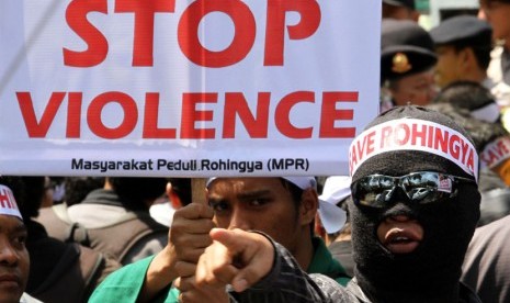  Demonstran yang tergabung dalam Masyarakat Peduli Rohingya melakukan aksi peduli Rohingya di depan Kedutaan Besar Myanmar, Jakarta, Kamis (9/8). (M Agung Rajasa/Antara)