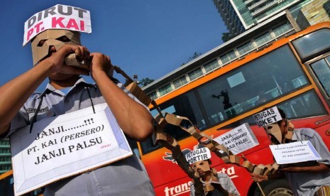 Demonstran yang tergabung dalam Serikat Pekerja Kereta Api Sejabotabek (SPKAJ) menggelar aksi unjuk rasa di kawasan Bundaran HI, Jakarta Pusat, Selasa (8/5).  (Tahta Aidilla/Republika)