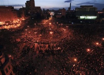 Demonstran berkumpul di Tahrir Square