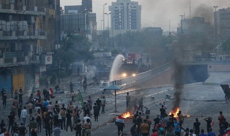 Demonstrasi antipemerintah di Baghdad, Irak, Rabu (2/10). Massa menuntut perbaikan ekonomi dan penyediaan lapangan kerja.