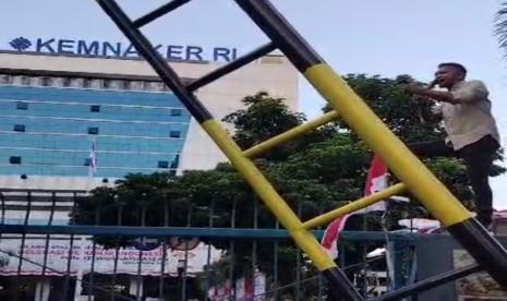 Demonstrasi di depan kantor Kemenaker Jakarta