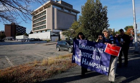 Demonstrasi di luar gedung federal yang menuntut etnis Cina Kristen Indonesia tetap tinggal di AS di New Hampshire, 13 Oktober 2017. Mereka eksodus saat kerusuhan Mei 1998.