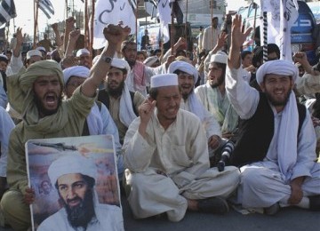 Demonstrasi di Pakistan untuk menghormati Osama bin Laden.