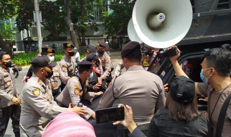 Demonstrasi mendukung interpelasi Fraksi PDIP dan PSI terhadap Gubernur DKI Jakarta, Anies Rasyid Baswedan di depan gedung DPRD DKI Jakarta, Jalan Kebon Sirih, Senin (6/9). Peserta demo dukung PDIP dan PSI ajukan hak interpelasi ke Anies untuk hentikan balapan Formula E di Jakarta pada 2022.