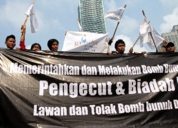 Demonstrasi masyarakat mengutuk aksi pengeboman