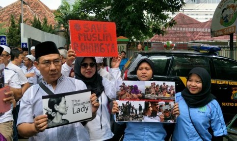 Demonstrasi mengecam kekerasan terhadap Rohingya di Myanmar oleh Aksi Kaum Profesional Bagi Kemanusiaan Rohingya di depan kedubes Myanmar, Jakarta, Sabtu (2/9).