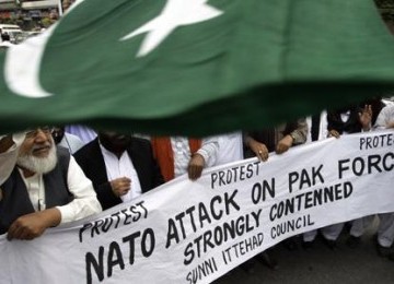 Demonstrasi rakyat Pakistan menolak serangan NATO