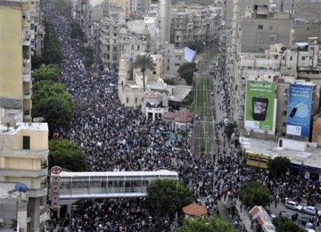 Demonstrasi menuntut Mubarak mundur di Alexandria, Selasa (1/2).