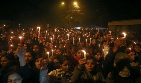 Demonstrators hold candles during a candlelight vigil for a gang rape victim who dies on December 29, 2012.  