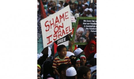 Demonstrators march through the streets of Cape Town against the conflict in Palestine, August 9, 2014