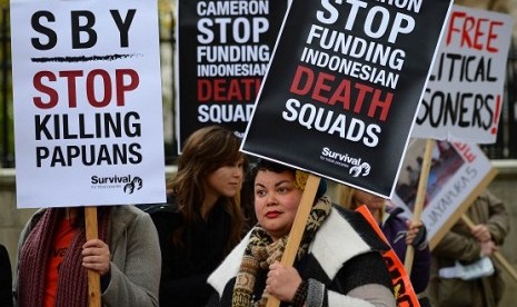 Demonstrators protest against the state visit of President Susilo Bambang Yudhoyono, outside Downing Street in London October 31, 2012. Yudhoyono is on a three day state visit to Britain.   