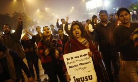 Demonstrators shout slogans during a candlelight vigil to mark the first anniversary of Delhi gang rape, in New Delhi December 16, 2013. 