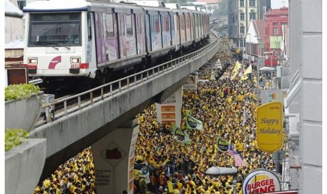 Demontrans dari kelompok prodemokrasi 'Bersih' menggelar aksi unjuk rasa di Dataran Mederka, Kuala Lumpur, Malaysia, Sabtu (29/8). 