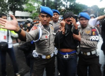 Demosntran diamankan usai kericuhan terjadi saat demosntrasi berbagai elemen mahasiswa menolak kenaikan harga bahan bakar minyak (BBM) di Gambir, Jakarta, Selasa (27/3). (Republika/Aditya Pradana Putra)